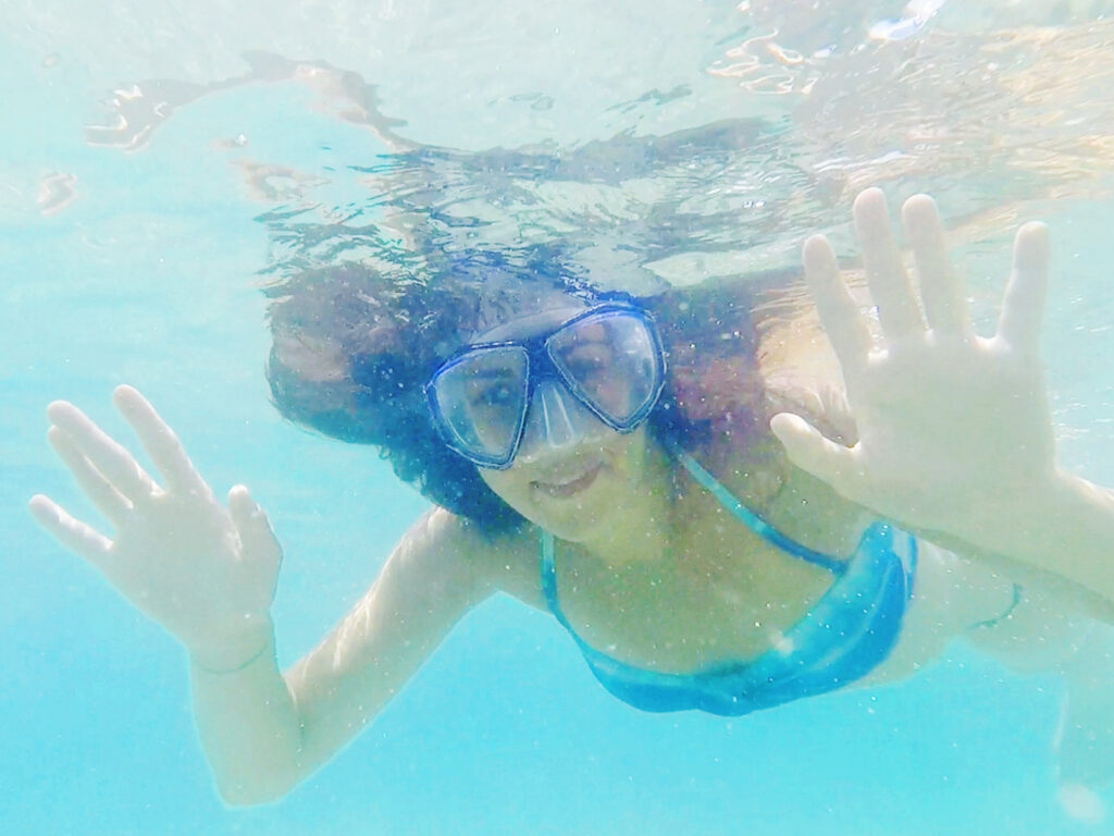 Fotos em baixo dessa água transparente
