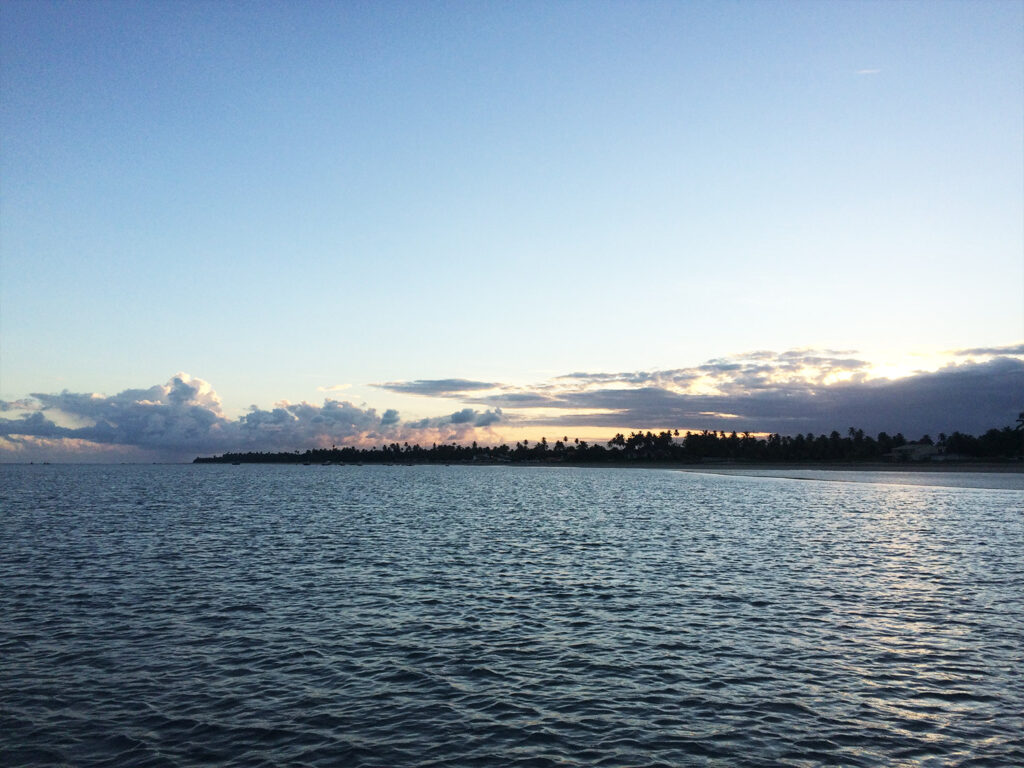 Impressionante, a maré baixou e ficou uma prainha batendo no tornozelo