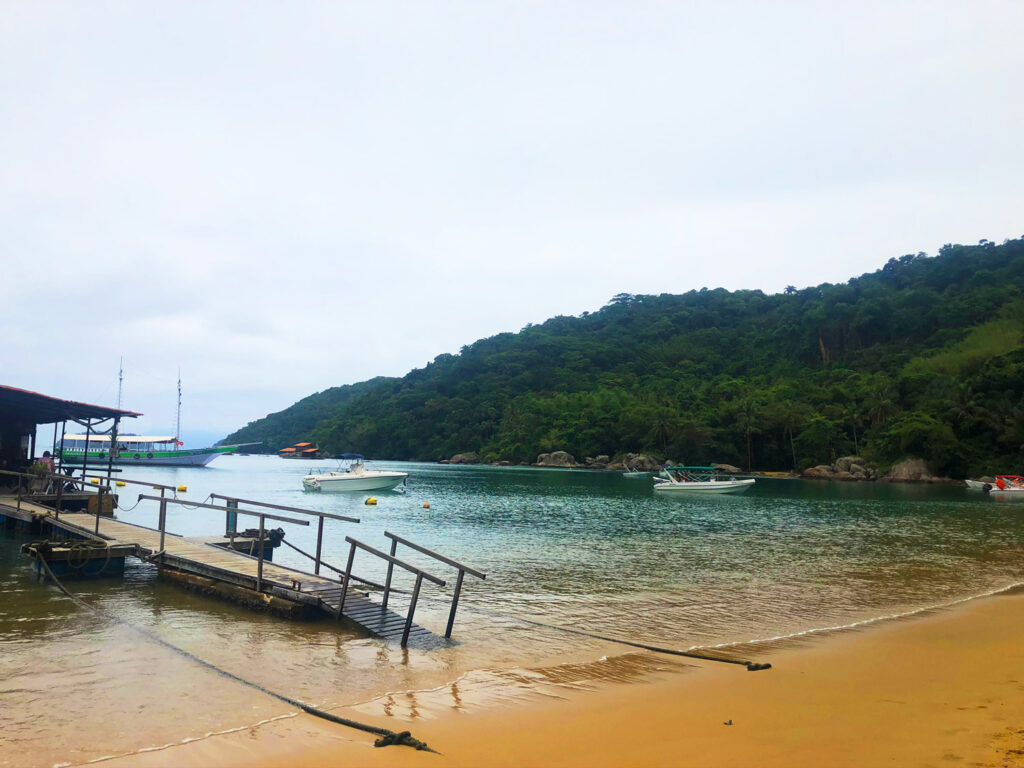 Saída dos barcos da Praia do Pouso