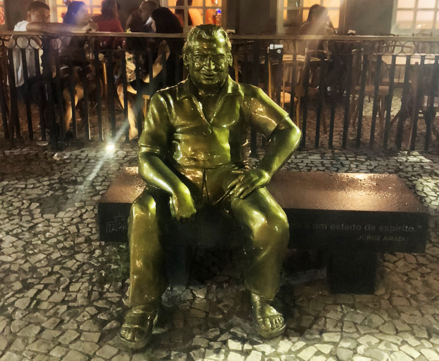 Estátua Jorge Amado na frente do Vesúvio