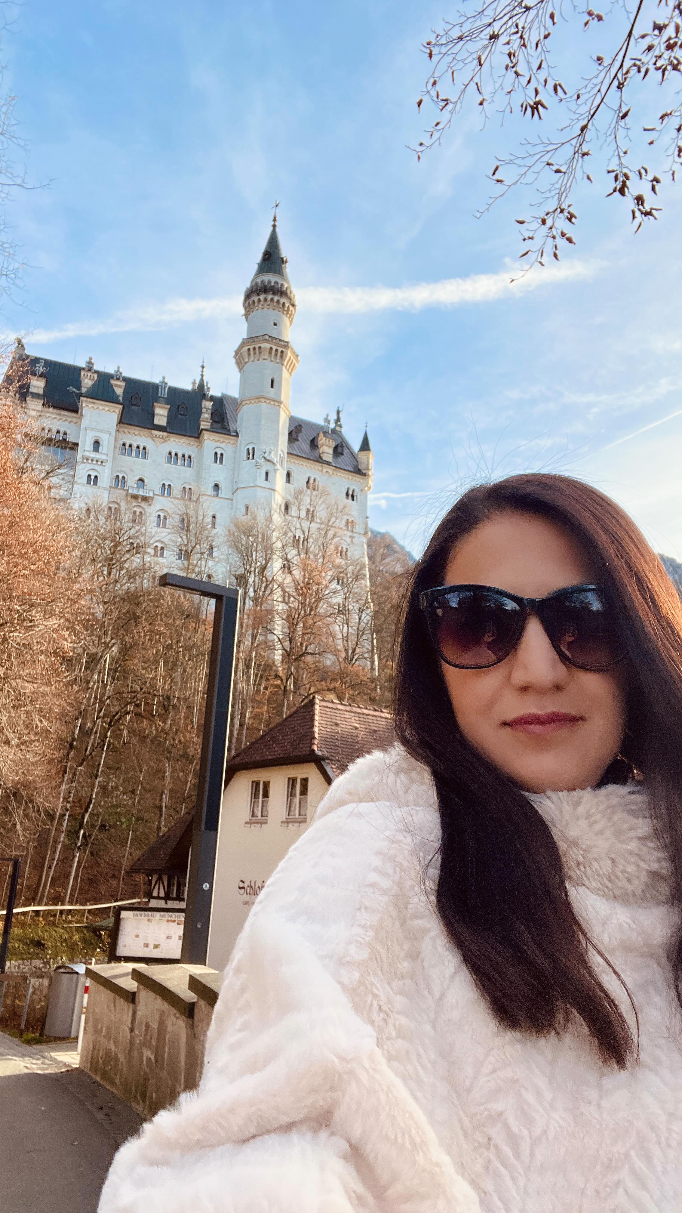 Depois que você vira “a viajante” do grupo, é um caminho sem volta 🤣✈️
Ainda tem as perguntas: 
“Tá no Brasil?”, “Tá viajando?” 
#colecionandodestinos