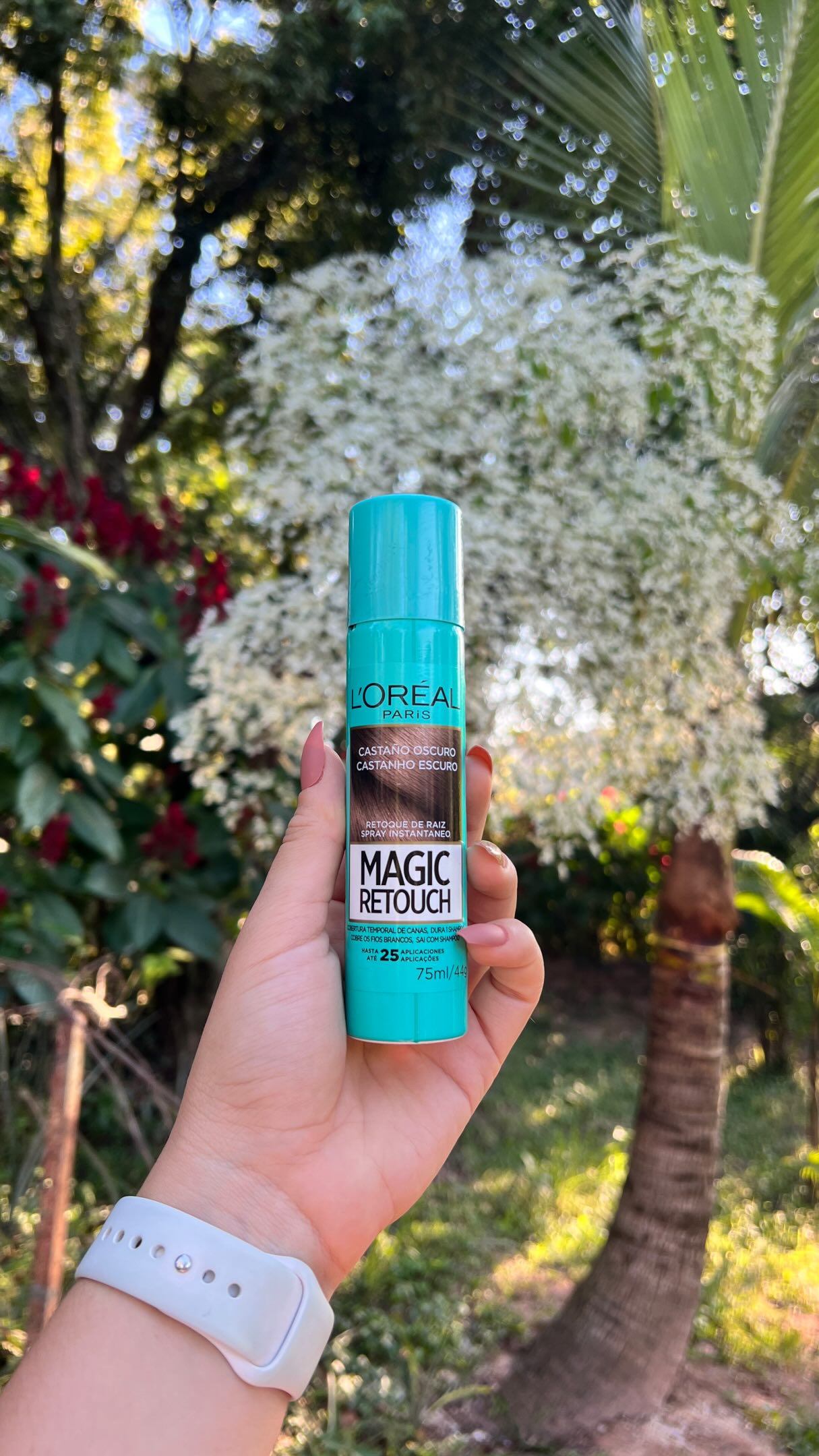 3, 2, 1… e a raiz já está retocada ✨
Confesso que eu amo qualquer produto que realmente facilite a rotina e o Retoque Mágico de L’Oréal Paris entrou oficialmente para essa lista. Além de cobrir os fios brancos em apenas 3 segundos, ele seca rapidinho, resiste à água e sai facilmente no shampoo 💁🏻‍♀️
O que mais me surpreendeu foi o acabamento natural e o fato de o cabelo continuar leve e soltinho, sem aspecto pesado. E ainda rende até 25 aplicações, perfeito para aqueles dias corridos em que a gente quer sair arrumada sem precisar perder tempo no salão.
A aplicação também é super prática: é só agitar antes de usar, aplicar a cerca de 15cm da raiz, esperar 1 minutinho e depois passar um pente ou escova para soltar os fios ✨
Usei a nuance Castanho Escuro 🤎
Agora quero saber: vocês também amam aqueles produtinhos práticos que salvam o dia? 👀
@lorealparis 
#retoquemagico #cabelolorealparis #colecionandodestinos