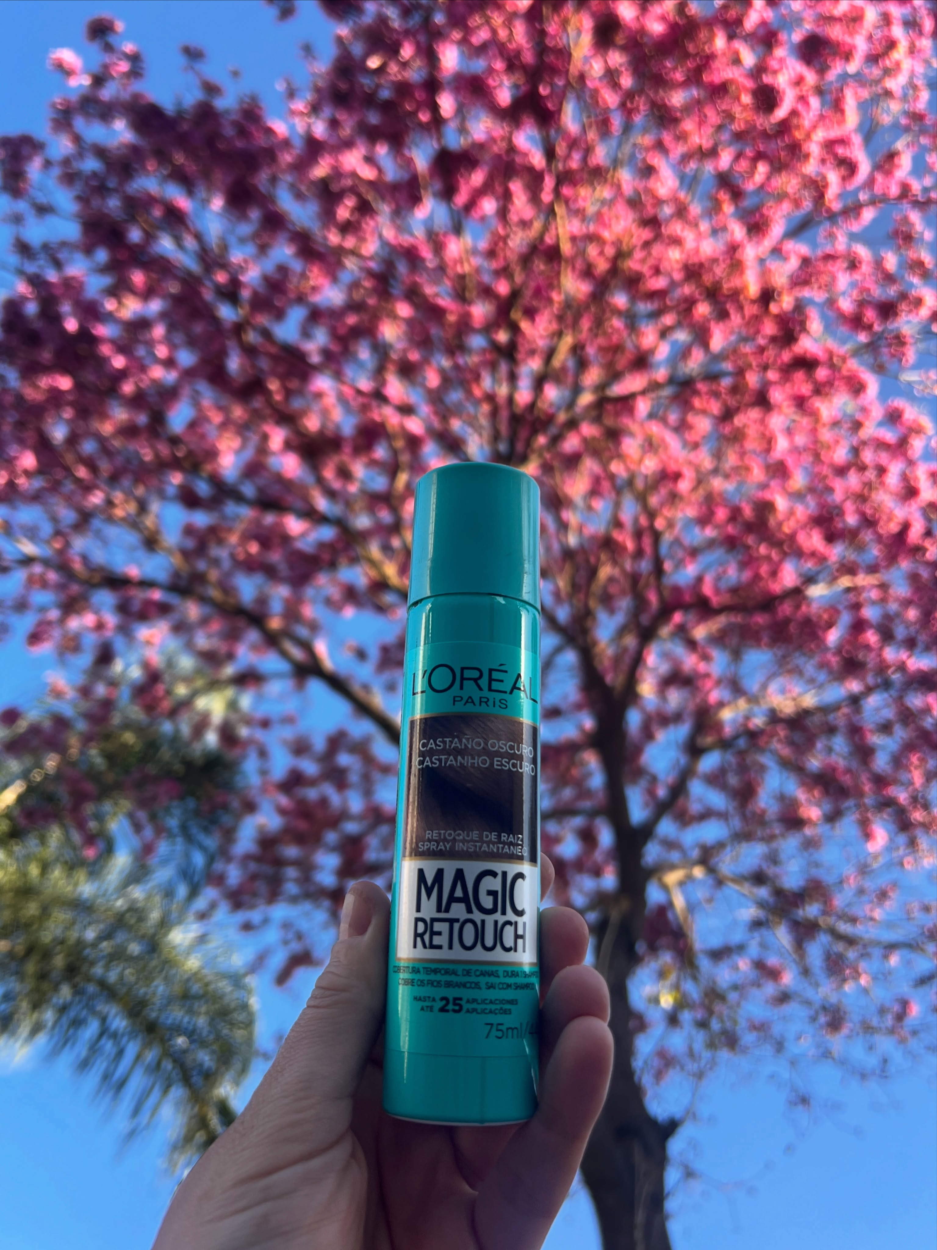 Raiz aparecendo na hora que menos espero? Sempre acontece 🙈

O Retoque Mágico de L’Oréal Paris não sai da minha bolsa por esses momentos de emergência. Cobre a raiz em 3 segundos e fica com um aspecto natural e bonito.

Modo de usar:
🤍 Agite bem antes de usar
🤍 Posicione a uns 15cm do cabelo
🤍 Espere 1 minutinho e desembarace com pente ou escova

Usei o tom Castanho Escuro.

Já experimentou? Me conta aqui! 👇

#Recebido #RetoqueMagico #CabeloLorealParis @lorealparis
