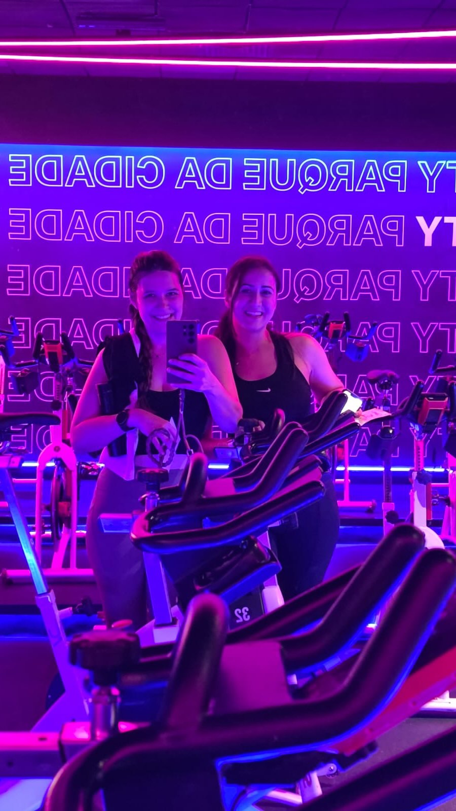 Quem mais tem vontade de testar bike indoor mas fica com aquele pé atrás? 🚴🏻‍♀️

A Velocity trabalha com aulas de 45 minutos, cardio de alta intensidade e uma trilha sonora que realmente contagia.

Fui pra unidade do Parque da Cidade e recomendo demais pra quem quer sair da rotina de treino tradicional.

Usei o Retoque Mágico de L’Oréal Paris no tom Castanho Escuro antes de sair de casa, ficou super natural e nem precisei me preocupar com a raiz.

Bora pedalar comigo numa próxima? Me conta aqui embaixo 👇

#Recebido #RetoqueMagico #CabeloLorealParis @lorealparis