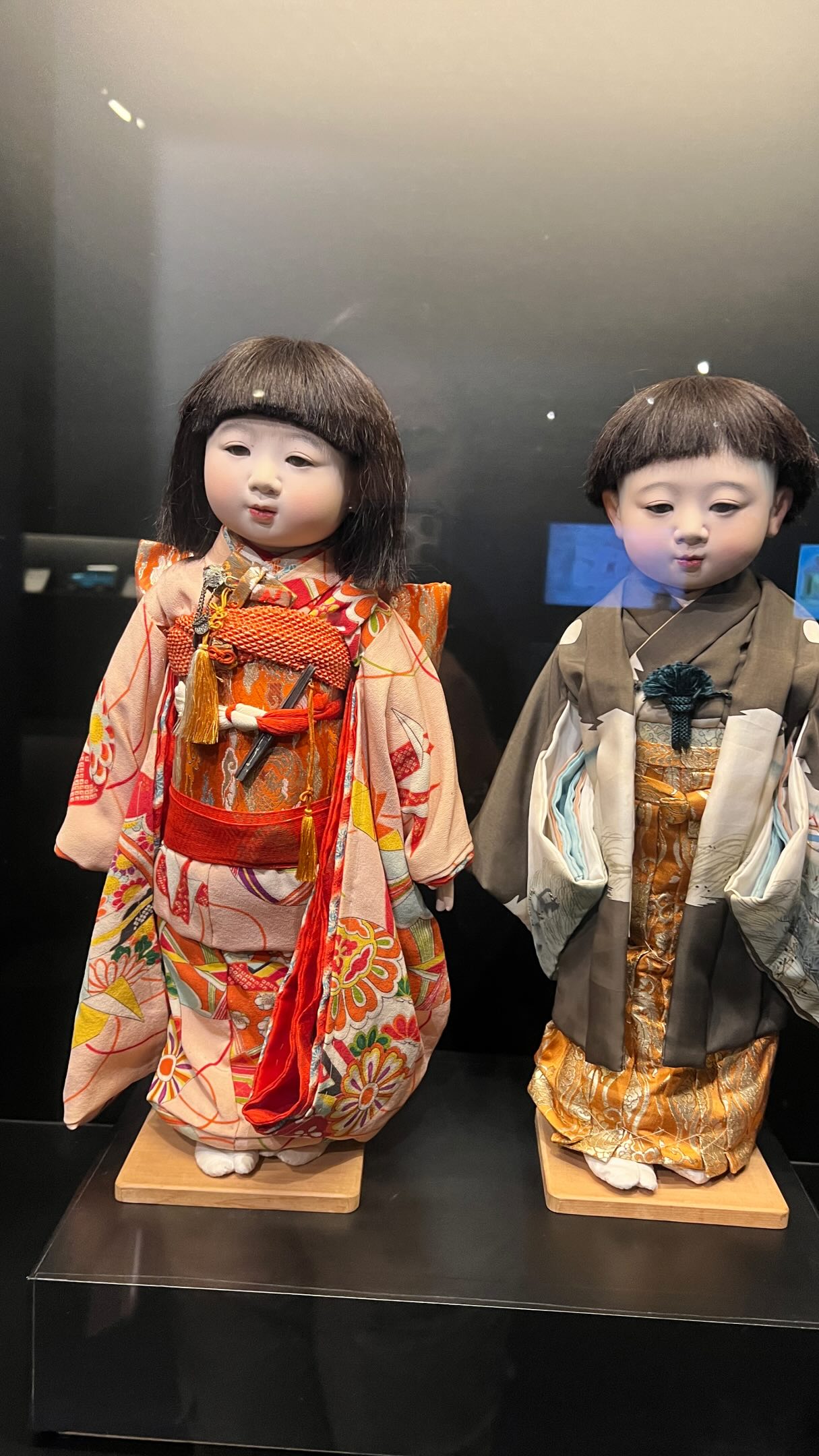 O Museu Histórico da Imigração Japonesa fica no coração da Liberdade, dentro do prédio da Bunkyo, e reúne o maior e mais completo acervo sobre a imigração japonesa no Brasil, que começou oficialmente em 1908 com a chegada do navio Kasato Maru.

São 3 andares de exposição contando a trajetória, os desafios e as conquistas da comunidade japonesa no país, um mergulho na cultura que moldou boa parte da nossa identidade.

📍 Rua São Joaquim, 381, 7º andar, Liberdade - SP (perto do metrô São Joaquim)
🕐 Terça a domingo, das 10h às 17h (entrada até 16h)
🎟️ Inteira R$25 | estudantes, idosos e crianças de 5 a 11 anos R$12 | quarta-feira é gratuito para todas as idades

E antes de sair, é claro, dei um jeito na raiz com o Retoque Mágico de L’Oréal Paris.

#Recebido #RetoqueMagico #CabeloLorealParis @lorealparis