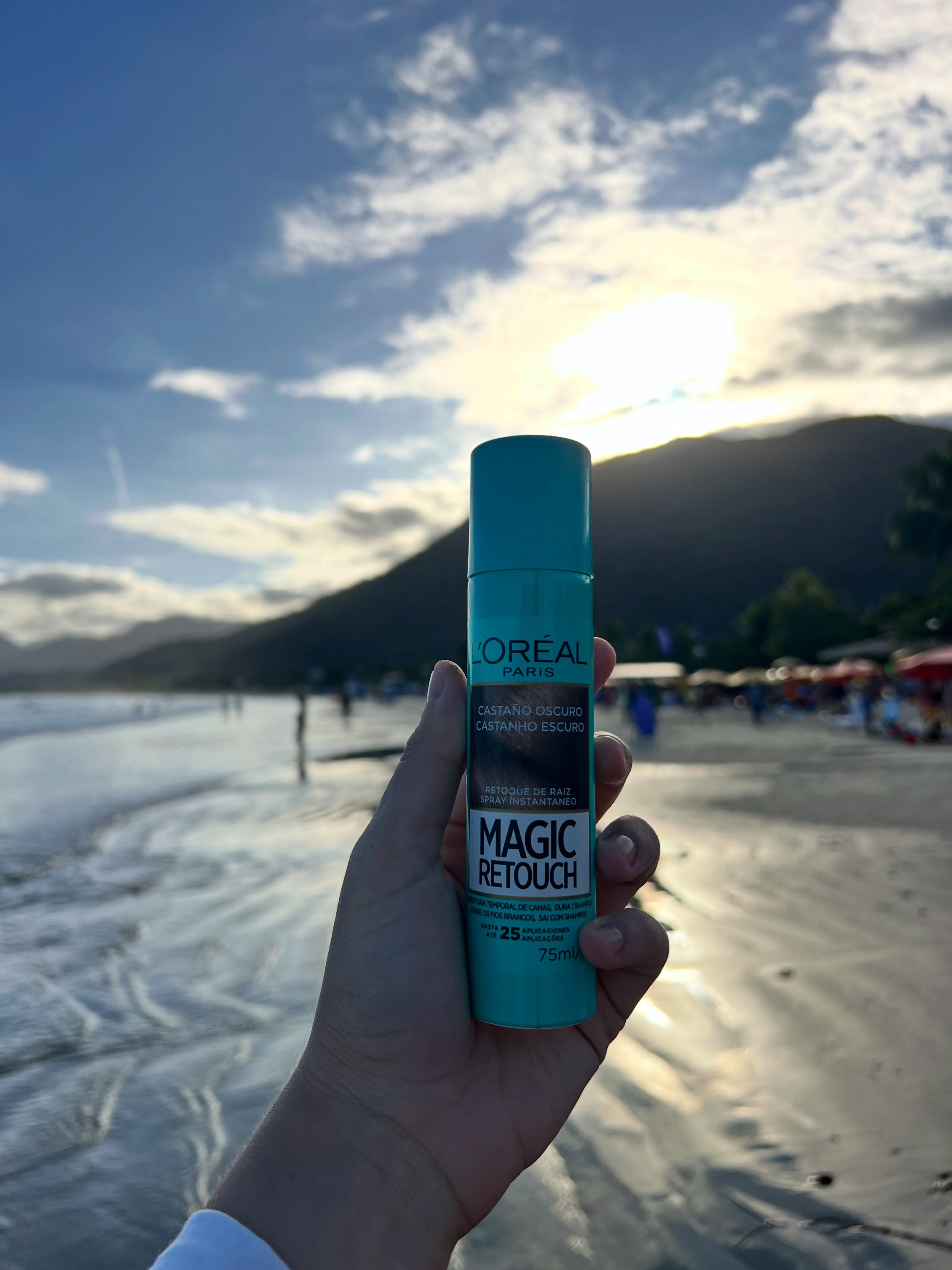 Gente, deixa eu te apresentar uma coisa que mudou minha rotina capilar 🤍

Sabe aquela raiz que aparece bem na hora errada? O Retoque Mágico de L’Oréal Paris resolve isso em segundos. É tipo uma maquiagem pro cabelo: aplica, cobre os fios brancos ou a raiz que cresceu, e sai super fácil no shampoo.

Uso o tom Castanho Escuro e o resultado fica super natural, sem aquele aspecto engessado.

Como uso:
🤍 Agito bem antes de usar
🤍 Posiciono a uns 15cm do cabelo
🤍 Espero 1 minutinho e desembaraço com pente ou escova

Prático, rápido e cabe até dentro da bolsa. Nos próximos posts vou mostrar mais de perto como fica o antes e depois, fica ligada!

Já conhecia o Retoque Mágico? Me conta aqui 👇

#Recebido #RetoqueMagico #CabeloLorealParis @lorealparis