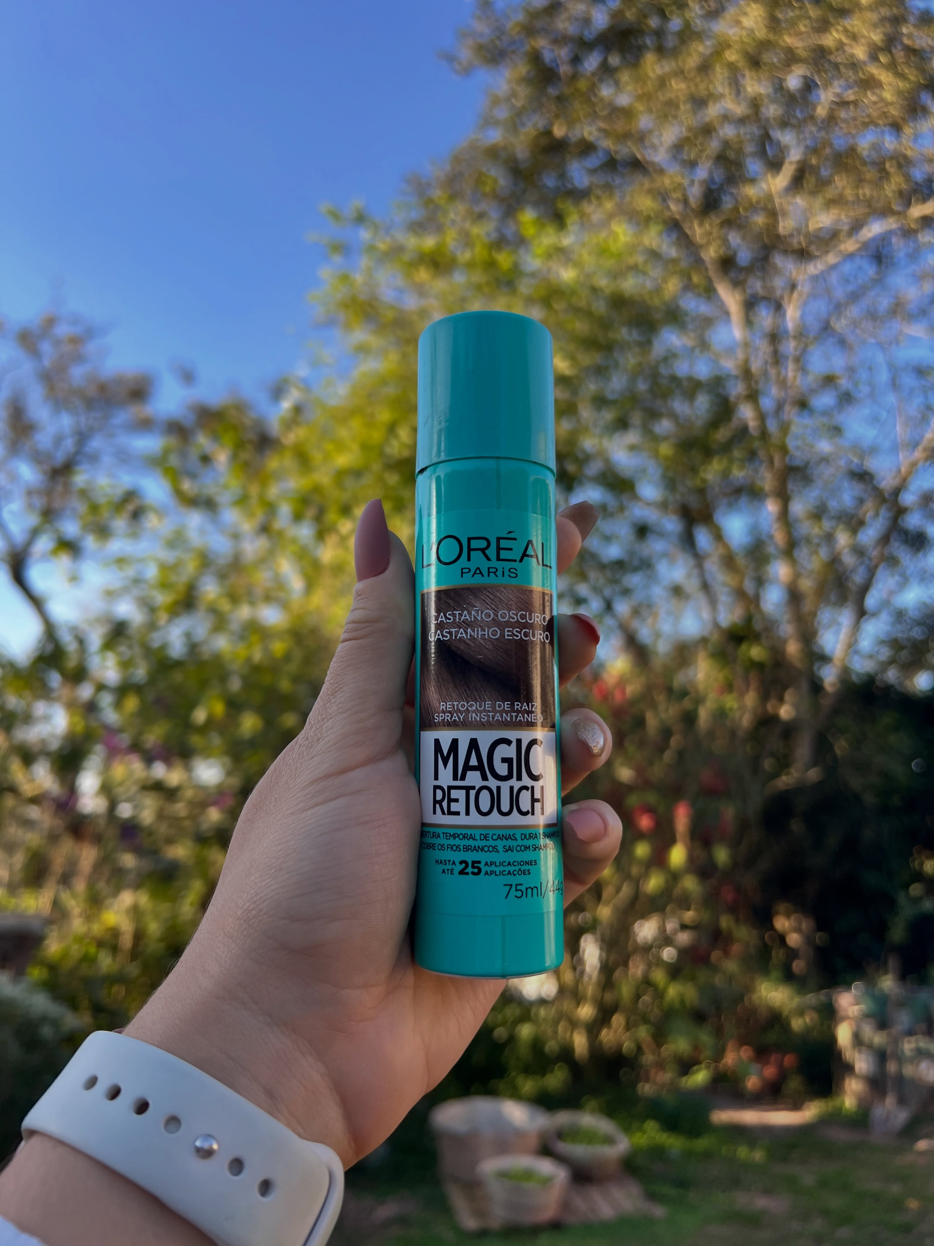 Retoque Mágico de L’Oréal Paris, direto no meu tom: Castanho Escuro 🌿

Ele funciona como uma maquiagem pro cabelo: cobre a raiz em apenas 3 segundos e sai fácil no shampoo. É resistente à água, então dura até a próxima lavagem, e seca em 1 minuto, sem grudar, sem manchar as mãos ou a roupa.

O frasco é de 75ml, cabe em qualquer bolsa ou nécessaire, e está disponível em 5 tonalidades diferentes, então é fácil achar a que combina com o seu tom de fio.

Praticidade que realmente funciona no dia a dia.

#Recebido #RetoqueMagico #CabeloLorealParis @lorealparis