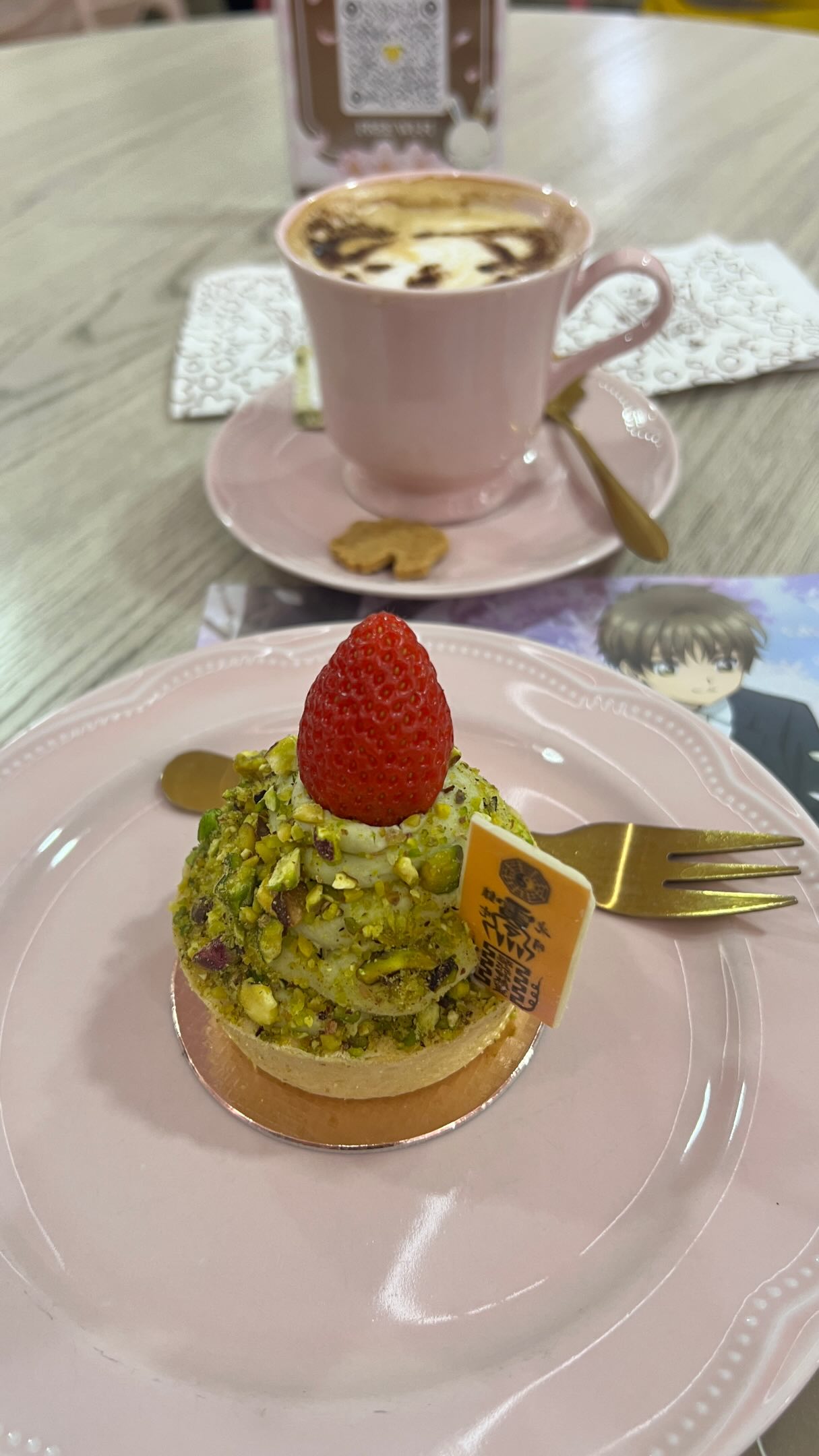Vim conhecer o Café Cardcaptor Sakura aqui na Liberdade e virei fã de primeira 🌸

📍 Rua Thomaz Gonzaga, 18, 1º andar, Liberdade - SP
🕐 Terça a domingo, das 10h30 às 18h
🍰 Famosos pelos entremets, tem também bebidas e sobremesas temáticas incríveis

É o lugar perfeito pra quem é fã do desenho, e o ambiente é super instagramável, decorado nos mínimos detalhes do universo da Sakura. Chegue cedo porque a fila costuma formar rápido, viu?

E antes de sair de casa pra aproveitar o passeio, fiz meu Retoque Mágico de L’Oréal Paris:
🤍 Agito bem antes de usar
🤍 Posiciono a uns 15cm do cabelo
🤍 Espero 1 minuto e desembaraço com pente ou escova

Usei o tom Castanho Escuro, prático pra sair já pronta pra fotos.

Já foi conhecer? Me conta se também amou! 👇

#Recebido #RetoqueMagico #CabeloLorealParis @lorealparis