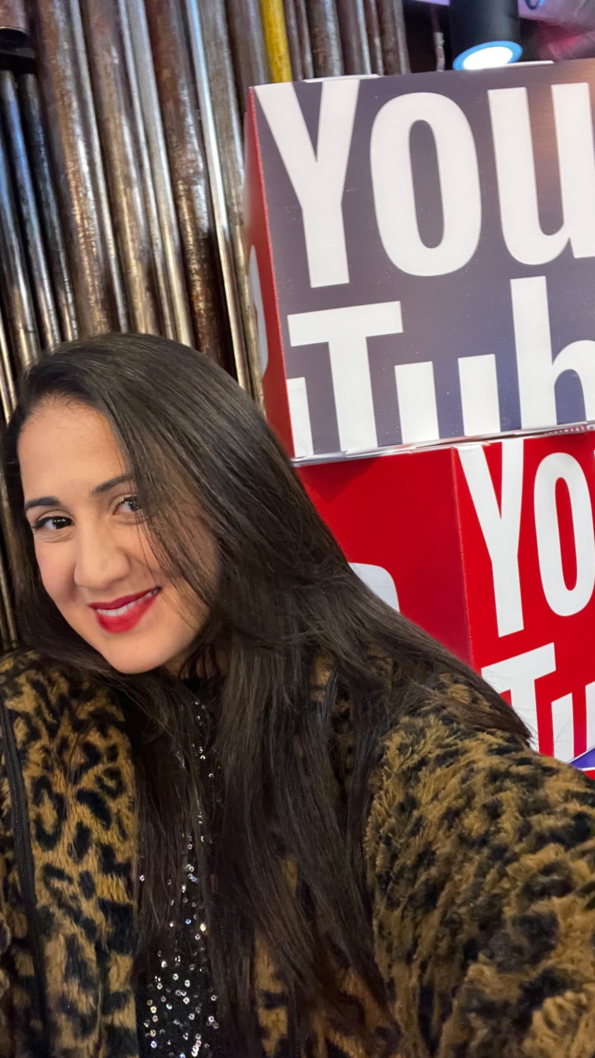Gratidão define 🤍

Fui convidada para um evento do YouTube, e ainda estou digerindo a felicidade de ver meu trabalho sendo reconhecido assim.
Foi uma tarde cheia de boas trocas, aprendizado e uma vista de cair o queixo. Saí de lá inspirada e ainda com um mimo especial de presente.
Usei o Retoque Mágico de L’Oréal Paris no tom Castanho Escuro pra chegar lindissima. 

Quem mais ama receber esse tipo de convite? 

#Recebido #RetoqueMagico #CabeloLorealParis @lorealparis