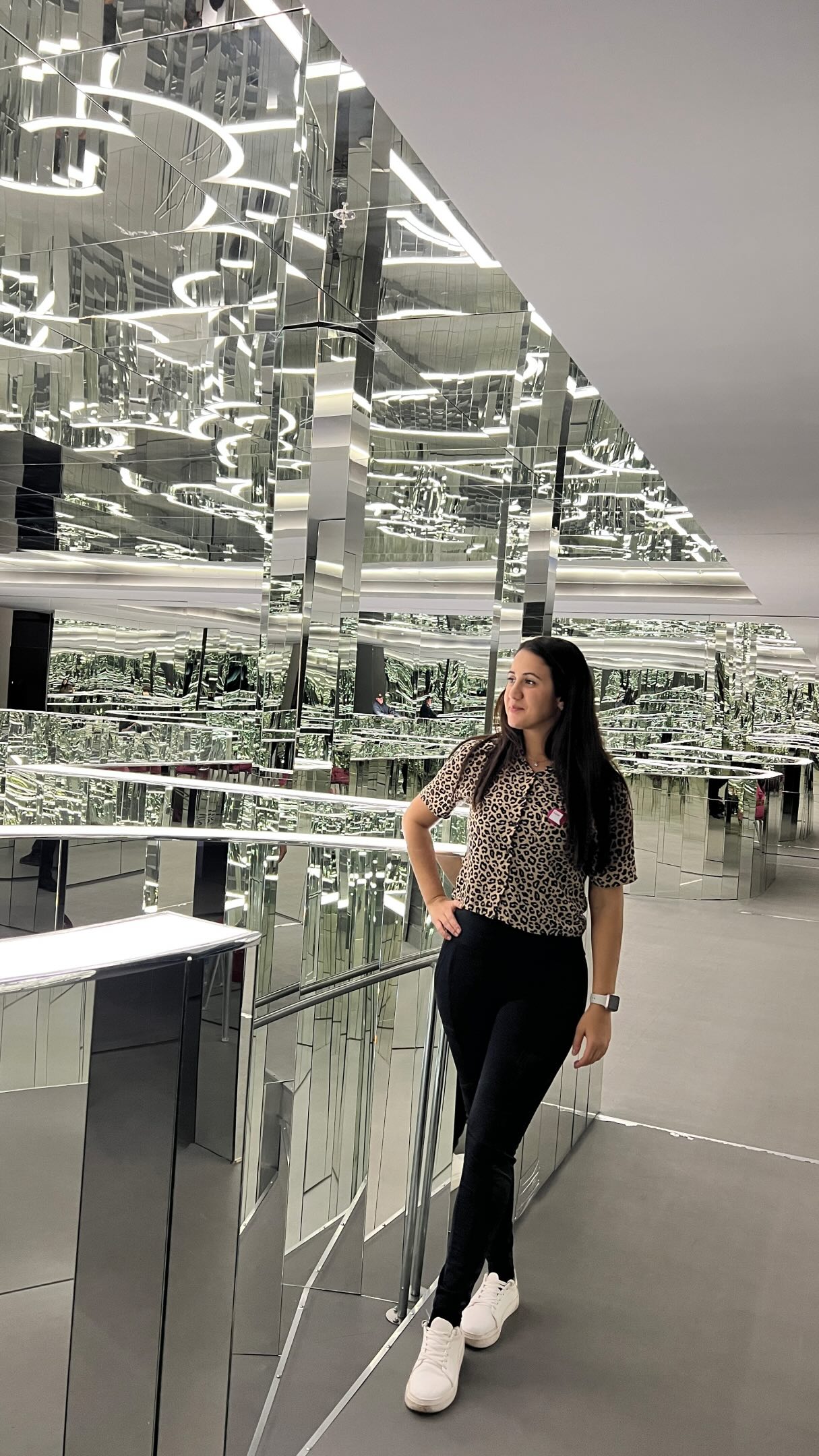 Fui conhecer a exposição “Sou o Outro do Outro”, da artista britânica Es Devlin, na Casa Bradesco, e antes de sair já dei aquele jeito na raiz com o Retoque Mágico de L’Oréal Paris, no tom Castanho Escuro. Só não esquece de dar aquele retoque 😉

A exposição é uma experiência imersiva bem diferente do que eu já vi por aí, com seis instalações que misturam arquitetura, luz e tecnologia.

📍 Alameda Rio Claro, 190, Bela Vista - Cidade Matarazzo, SP (pertinho da Paulista, perto do Trianon Masp)
🕐 Terça a domingo, das 12h às 20h (entrada até 19h) | fica até dia 27 de julho
🎟️ Ingressos a partir de R$25 (meia) e R$50 (inteira), pelo Mata App ou na bilheteria
✨ Terça-feira a entrada é gratuita, mediante reserva pelo Mata App
Já foi ver a exposição? Corre que tá acabando!

#Recebido #RetoqueMagico #CabeloLorealParis @lorealparis