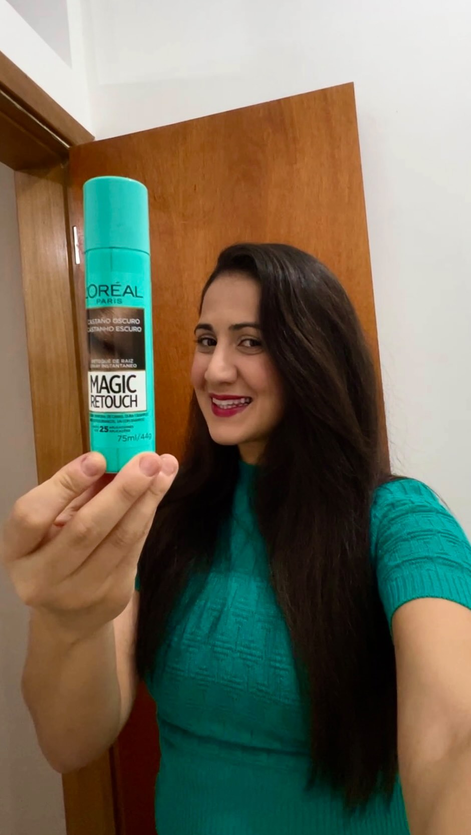 Atrasada sim, desarrumada jamais 🤍
Quando o tempo aperta, o Retoque Mágico de L’Oréal Paris é quem resolve. Cobre a raiz em segundos e ainda sai super natural.

Modo de usar:
🤍 Agite bem antes de usar
🤍 Posicione a uns 15cm do cabelo
🤍 Espere 1 minuto e use um pente ou escova pra soltar os fios

Usei o tom Castanho Escuro.
Quem mais vive nessa correria e não abre mão de sair arrumada? 👇

#Recebido #RetoqueMagico #CabeloLorealParis @lorealparis