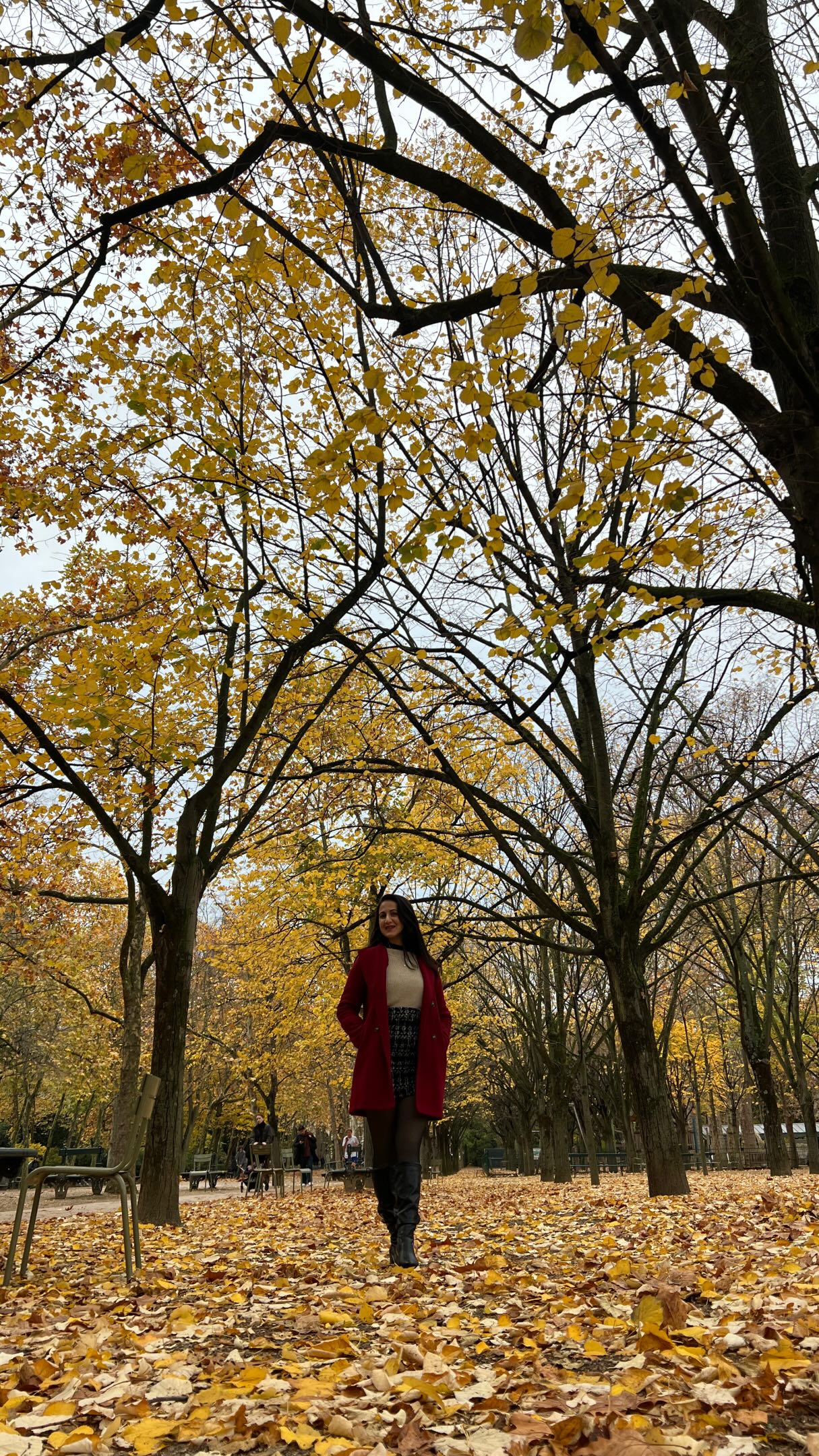 Um dia em Paris que eu revivo só de olhar essas fotos 🥐🗼

Café da manhã de padaria francesa, uma pausa pra retocar a raiz com o Retoque Mágico de L’Oréal Paris, caminhada tranquila entre as árvores e o dia fechando com a Torre Eiffel ao fundo. Difícil pedir mais que isso.

Usei o tom Castanho Escuro, super prático mesmo estando longe de casa.

Qual desses momentos você repetiria no seu próximo dia em Paris? 👇

#Recebido #RetoqueMagico #CabeloLorealParis @lorealparis