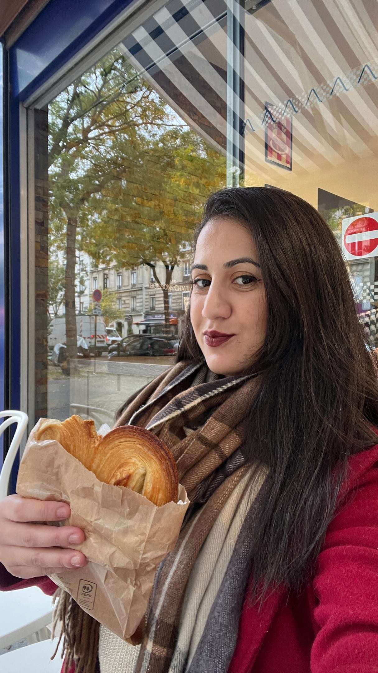 Hidratação, alimentação, touca de cetim e escutar o que o fio pede, mesmo longe de casa. E claro, nunca viajo sem meu SOS de raiz, o Retoque Mágico de L’Oréal Paris.

Usei o tom Castanho Escuro.

E você, o que aprendeu cuidando do cabelo em viagem? 👇

#Recebido #RetoqueMagico #CabeloLorealParis @lorealparis