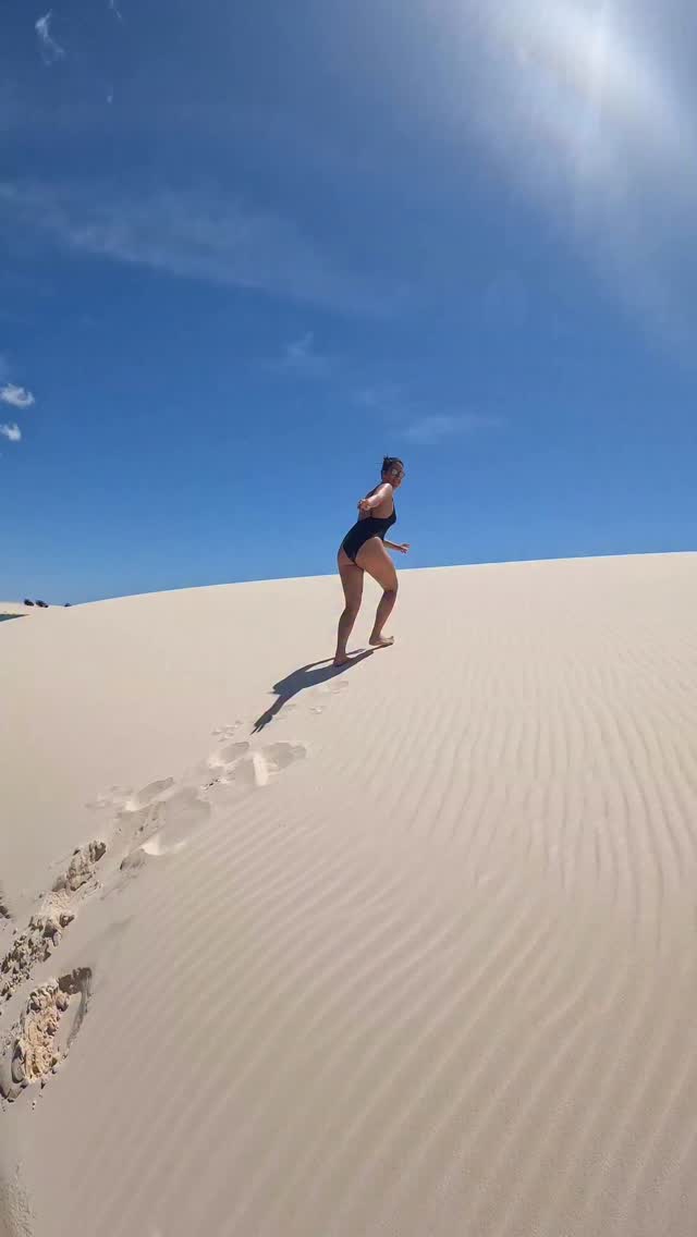 🚨 Vai para os Lençóis Maranhenses? Então salva essas dicas da PARTE 2!

Algumas coisas eu só descobri depois de viajar e que teriam feito toda diferença se eu soubesse antes:

🚌 Saindo de São Luís, existem vans e ônibus para Barreirinhas e Santo Amaro. Para Barreirinhas, o ônibus é mais confortável e seguro, já que as vans balançam bastante.

⏰ Não faça bate e volta saindo de São Luís. O trajeto é longo e você vai acabar aproveitando muito pouco.

🚙 Alugar carro também não vale a pena. Ele vai ficar parado, porque somente agências credenciadas podem entrar nos Lençóis Maranhenses.

🚜 Nos passeios saindo de Santo Amaro, se puder escolher, vá do lado de fora da caminhonete. A vista é incrível e a diversão é garantida!

🌿 Já saindo de Barreirinhas, prefira o lado de dentro. O trajeto é mais longo, passa pelo mato e balança bastante.

👒 Chapéu ou boné são indispensáveis por causa do sol, da areia e do vento.

☀️ E uma camisa UV também é uma ótima aliada para os passeios.

🍦 Aproveite para experimentar as frutas locais, como murici e bacuri, e os sorvetes diferentes que você encontra por lá.

Salva esse post para consultar quando estiver planejando sua viagem e compartilha com quem também sonha em conhecer os Lençóis Maranhenses! 🤍

📍 Lençóis Maranhenses | Maranhão

#ColecionandoDestinos #LençóisMaranhenses #Maranhão #ViajePeloBrasil #dicasdeviagem