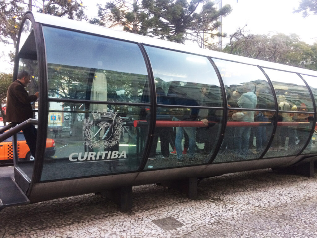 Ponto de ônibus em Curitiba